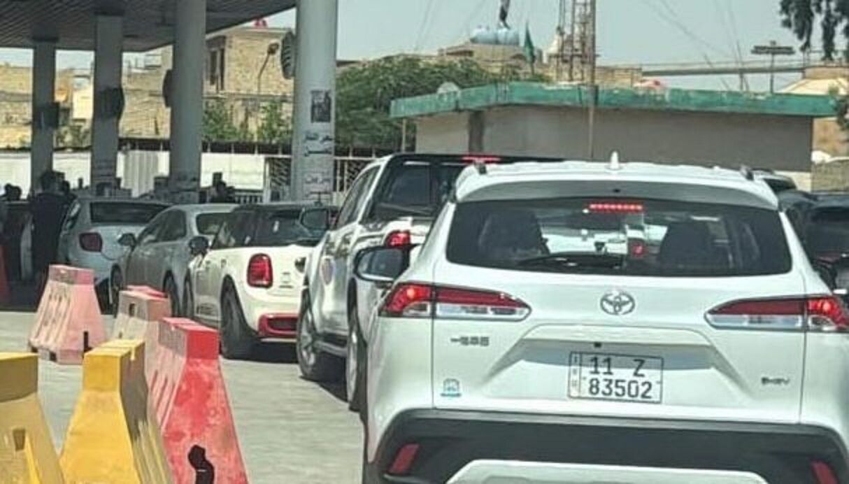 بحران بنزین در بغداد؛ صف‌های طولانی در پمپ‌بنزین‌های عراق